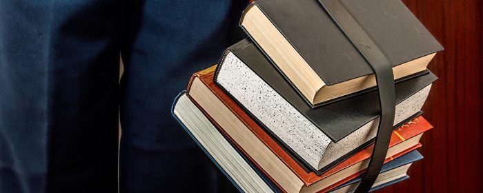 xuexitong1学习通作业提交界面，显示文件上传区域和截止时间提示，学生正在上传Word文档