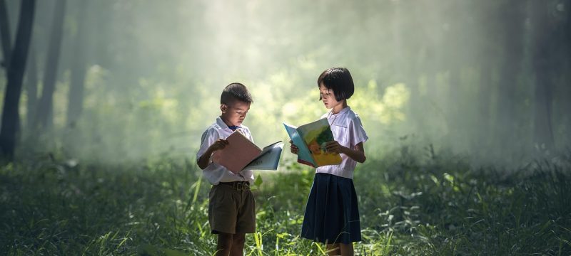 xuexitong1学习通平台功能架构示意图，展示课程管理、签到互动、作业考试、学情分析四大模块的关系