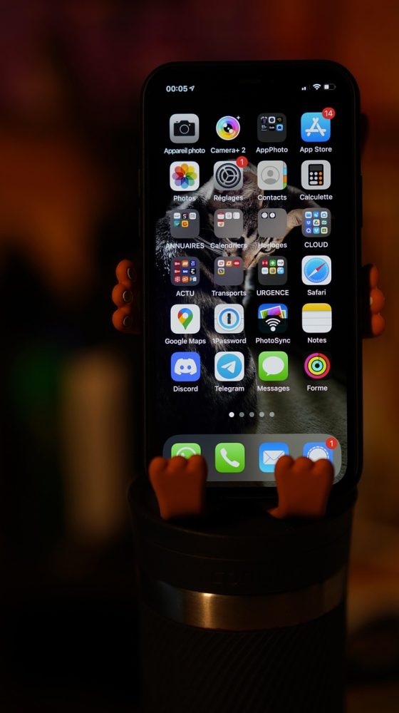 xuexitong1 App 课程列表界面截图，学生早晨在地铁上单手滑动手机查看当天的课程安排与待办提醒